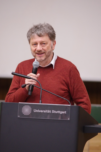 Preisträger Wolfgang Klein hält eine Rede.